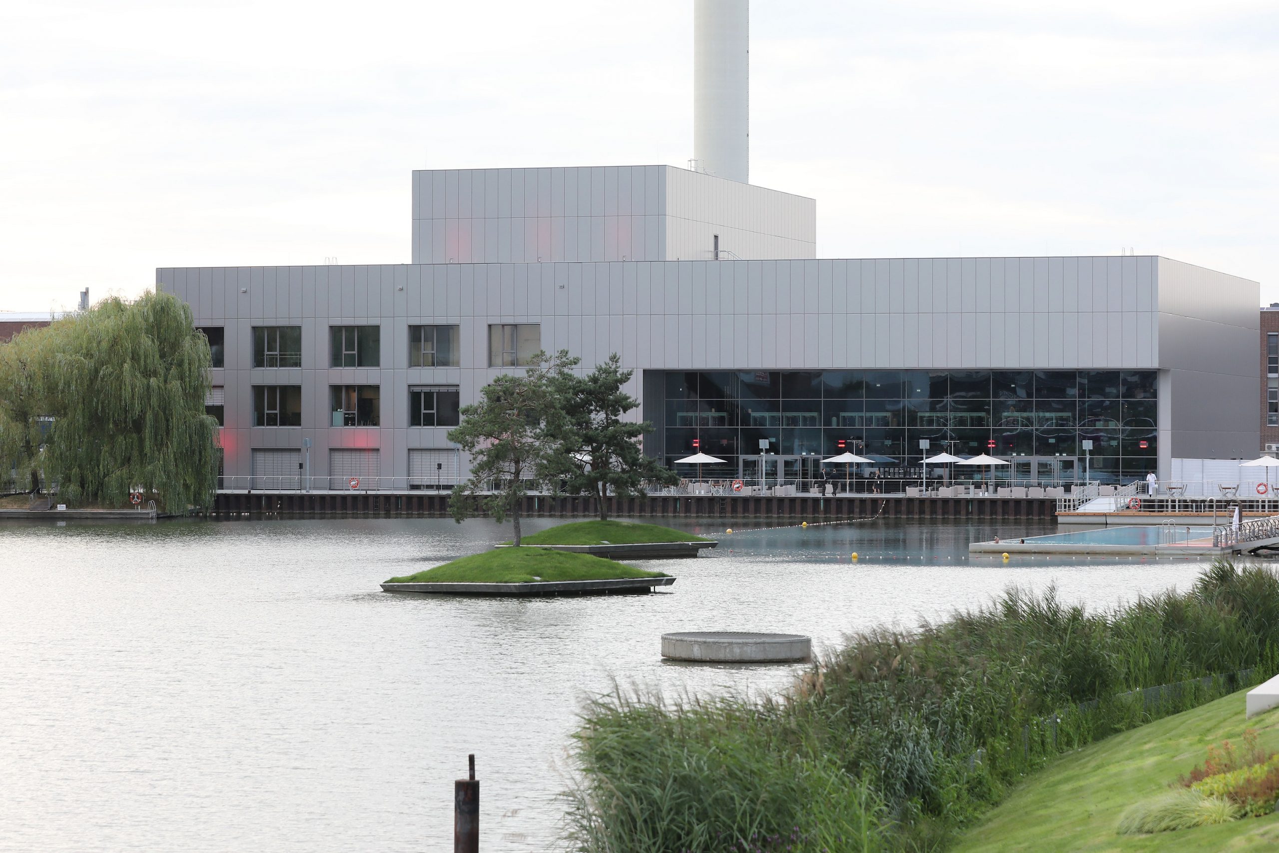 Hafen 1 - Moderne Veranstaltungshalle am Hafenbecken in der Autostadt in Wolfsburg