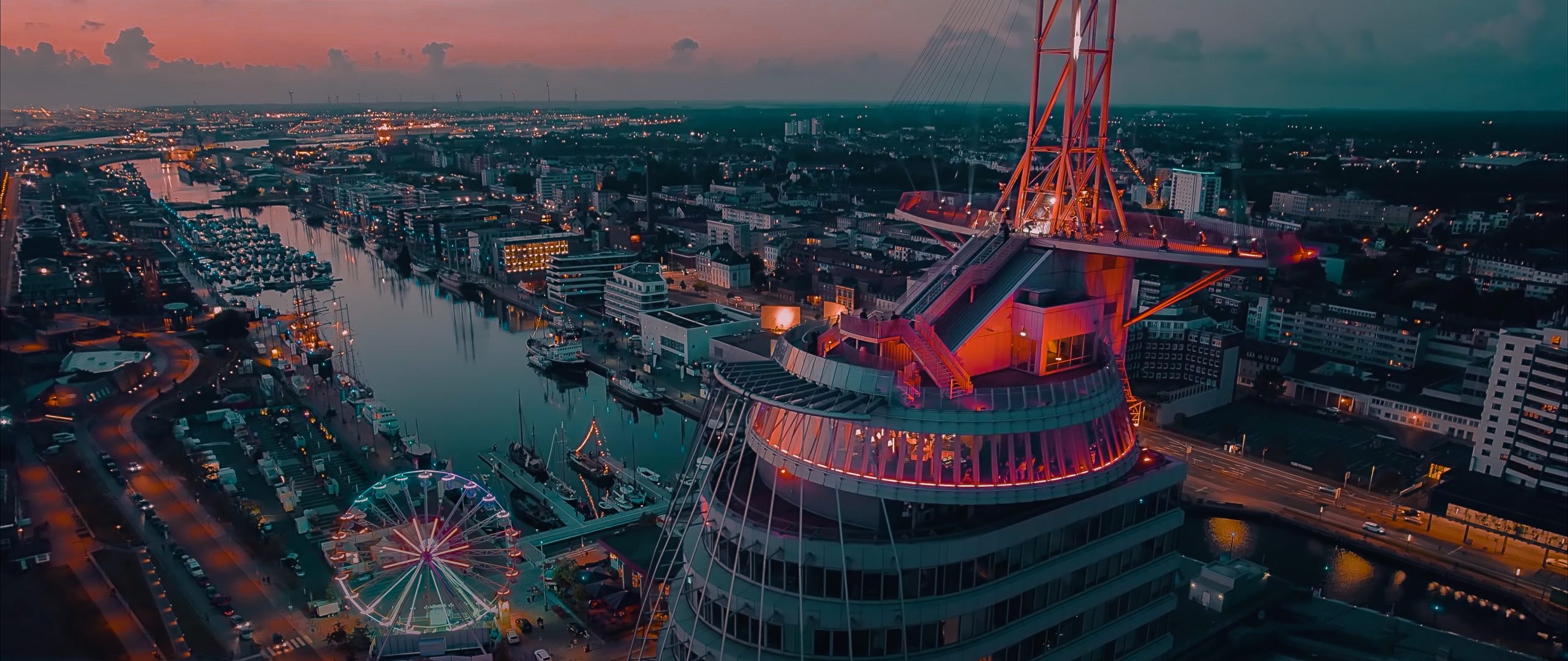 Online-Konzertvideo von der Aussichtsplattform des ATLANTIC Hotel Sail City in Bremerhaven