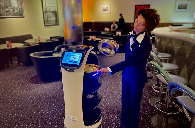 Im Maritim proArte Hotel Berlin hilft jetzt ein Roboter mit