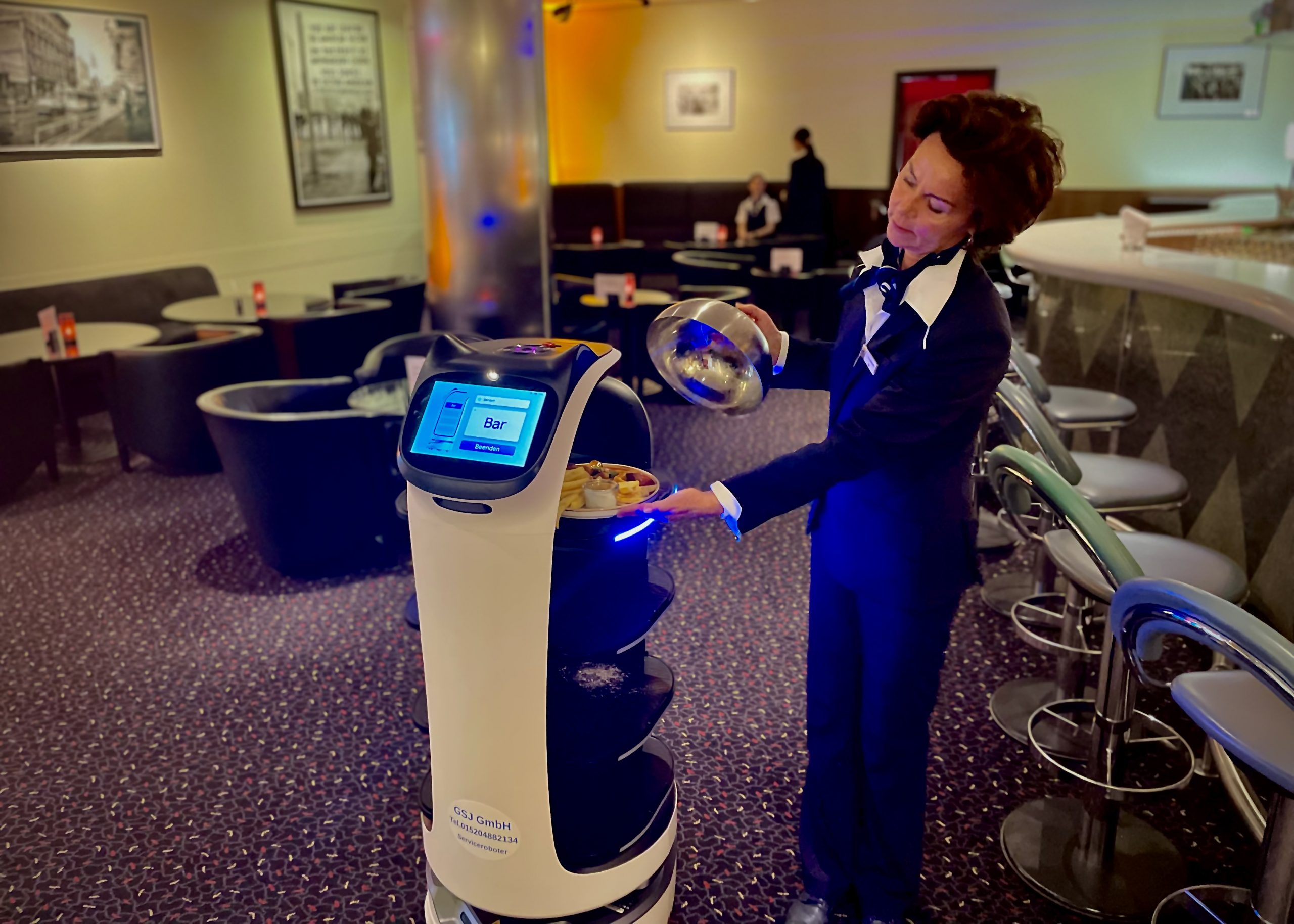 Im Maritim proArte Hotel Berlin hilft jetzt ein Roboter mit