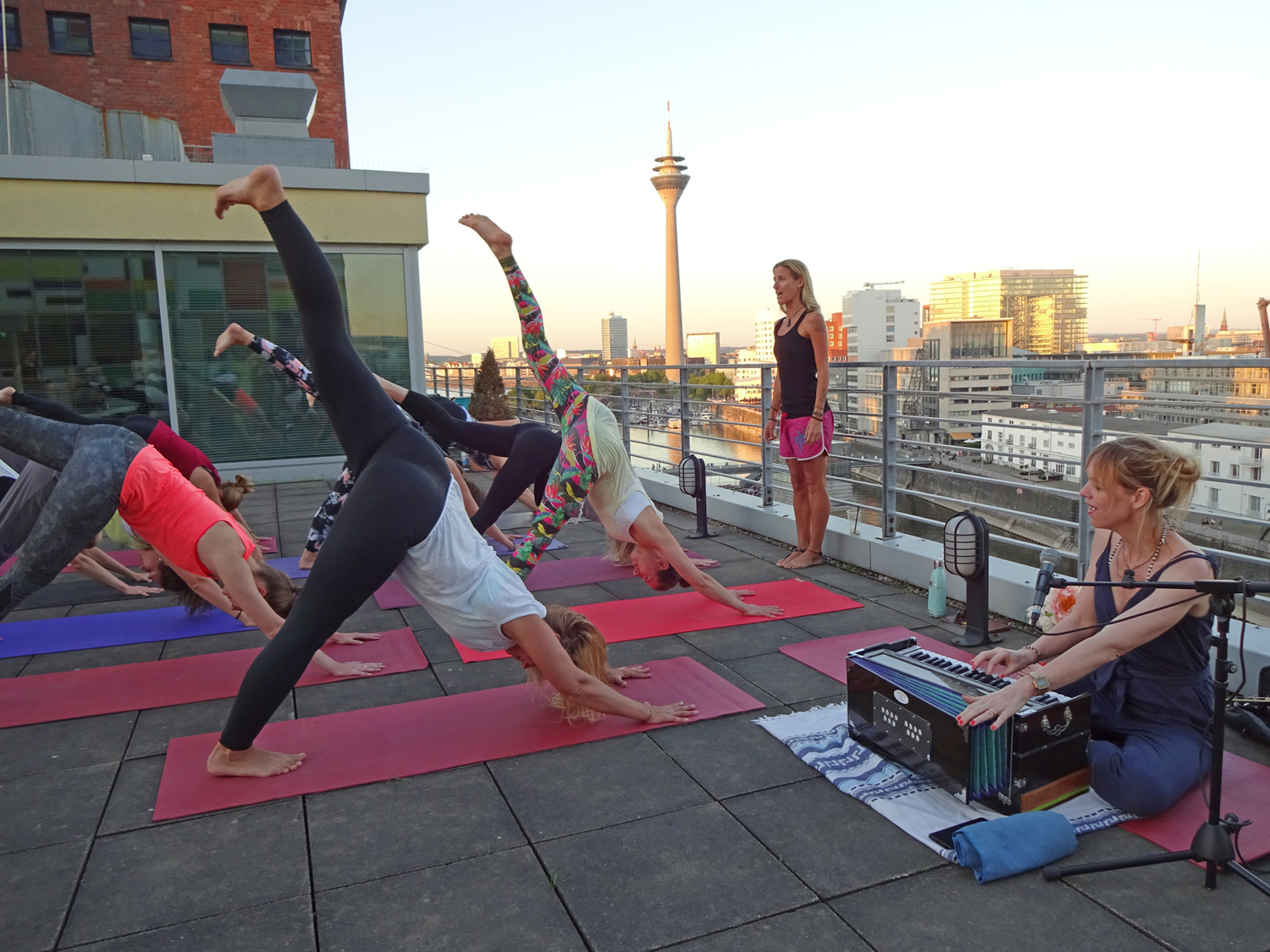 Courtyard by Marriott Düsseldorf Hafen: Mit Rooftop Yoga entspannt der Sonne entgegen