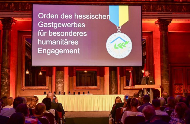 DEHOGA Hessen verleiht 16 Persönlichkeiten den Orden für besonderes humanitäres Engagement gegenüber den Kriegsflüchtlingen aus der Ukraine