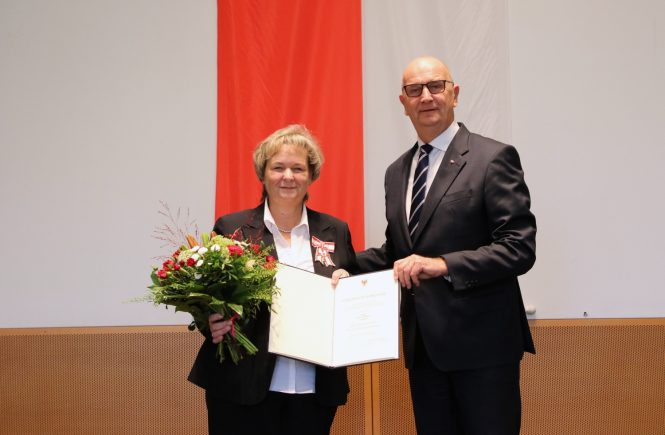 Kongresshotel Potsdam: Jutta Braun mit dem Verdienstorden des Landes Brandenburg geehrt