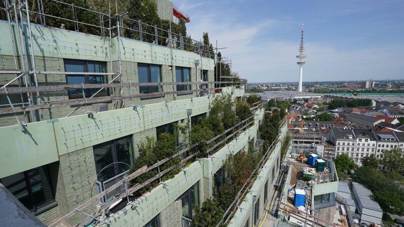 Reverb by Hard Rock Hotel in Hamburg wächst grün in die Höhe