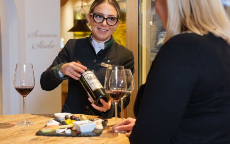 Mit gelungenen Food-Pairing-Ideen begeistert eine junge Sommelière die Gäste im Allgäuer 5-Sterne-Luxusresort Sonnenalp