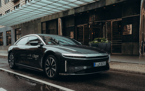 Nachhaltiger Luxus: elektrische Limousinen von Lucid für Gäste im Regent Berlin