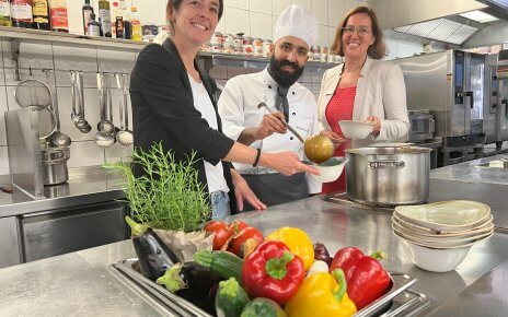 Koch-Azubi aus dem Mercure Hotel Köln West kreiert mit Little Lunch einen sommerlichen Bio-Gemüse-Eintopf