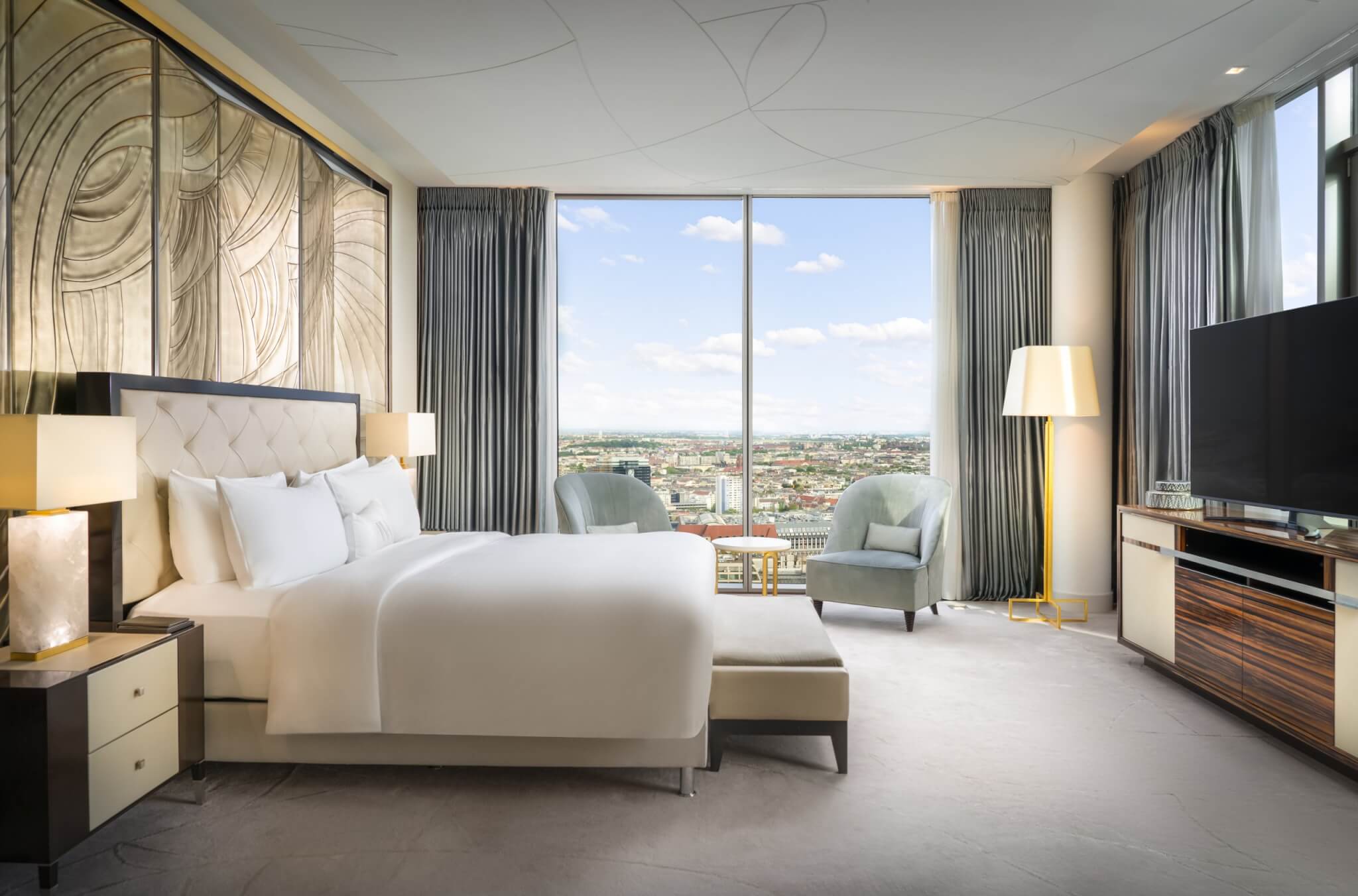 Suite mit Weitblick: Höchster Komfort und atemberaubende Aussicht in den ul-timativen Tower-Suiten des Waldorf Astoria Berlin