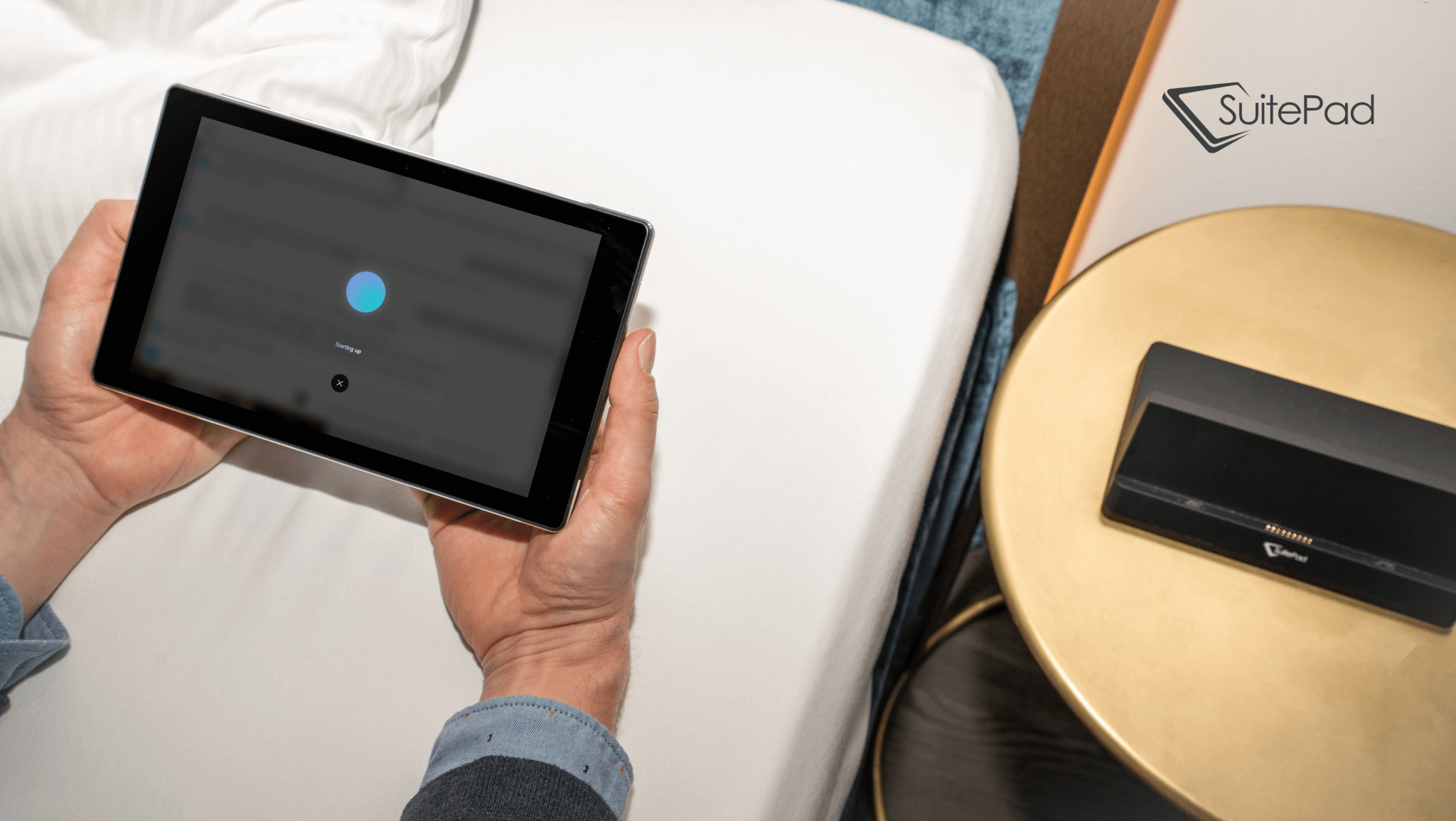 SuitePad präsentiert SuitePad AI: NeuerHotel Voice Assisstent für besserenIn-Room Gästeservice