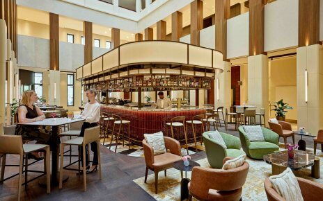 Im Takt der Stadt: Die CHRONOBAR bringt Zeit, Geschmack und Begegnung ins neu gestaltete Berlin Marriott Hotel