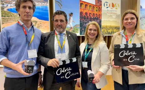 Calvià gehört seit Jahrzehnten zu den bekanntesten Tourismusregionen Mallorcas. Sonne, Strand und eine hohe internationale Nachfrage haben den Ort geprägt – und erfolgreich gemacht. Doch aktuell vollzieht sich ein Wandel, der weit über das klassische Urlaubsgeschäft hinausgeht. Was sich sowohl auf internationalen Plattformen wie der ITB in Berlin als auch direkt vor Ort auf Mallorca beobachten lässt: Calvià positioniert sich strategisch neu. Der Fokus liegt zunehmend auf der Kombination aus hochwertigem Tourismus, internationaler Eventwirtschaft und der Ansiedlung der audiovisuellen Industrie. In Gesprächen mit lokalen Akteuren und Verantwortlichen – darunter auch Bürgermeister Juan Antonio Amengual – wird deutlich, dass dieser Wandel kein kurzfristiger Trend ist, sondern Teil einer klar definierten langfristigen Entwicklungsstrategie. 2026: Das Jahr des Films in Calvià Mit der Ausrufung von 2026 als „Jahr des Films“ setzt Calvià ein klares Zeichen für die zukünftige Ausrichtung des Standorts. Ziel ist es, den audiovisuellen Sektor als festen Bestandteil der lokalen Wirtschaft zu etablieren. Zentraler Baustein ist die zehnte Ausgabe von Conecta Fiction & Entertainment Magaluf, die vom 25. bis 28. Mai stattfindet. Rund 400 internationale Branchenvertreter – von Streaming-Plattformen über Produktionsfirmen bis hin zu Investoren – werden erwartet. Conecta gehört zu den wichtigsten internationalen Fachforen für Koproduktionen und Content-Entwicklung. Dass die Veranstaltung nach Magaluf kommt, unterstreicht die zunehmende Bedeutung Calviàs als Standort für die Kreativ- und Medienbranche. Magaluf im Wandel: Neue Positionierung mit internationalem Anspruch Magaluf steht exemplarisch für die Transformation des gesamten Gebiets. Über Jahre hinweg stark mit einem bestimmten Tourismussegment verbunden, wird der Ort heute gezielt neu positioniert. Die Modernisierung eines Großteils der Hotelinfrastruktur sowie die Ausrichtung internationaler Fachveranstaltungen tragen dazu bei, das Profil nachhaltig zu verändern. Formate wie Conecta – inklusive exklusiver Serienpremieren – bringen neue Zielgruppen nach Calvià und stärken die internationale Wahrnehmung. MICE als strategischer Wachstumstreiber Parallel dazu entwickelt sich der MICE-Bereich zu einem der zentralen Wachstumsmotoren. Veranstaltungen wie Conecta Fiction & Entertainment zeigen, dass Calvià zunehmend als Standort für internationale Kongresse und Business-Events etabliert wird. Entscheidende Faktoren sind dabei: die sehr gute internationale Anbindung eine modernisierte und hochwertige Hotellerie vielseitige Veranstaltungsflächen sowie ein Umfeld, das Business und Freizeit sinnvoll verbindet Gerade diese Kombination macht den Standort für Veranstalter und Unternehmen attraktiv. Struktur und Strategie: Die Rolle der Calvià Film Office Ein wesentlicher Bestandteil dieser Entwicklung ist die Arbeit der Calvià Film Office. Sie fungiert als zentrale Anlaufstelle für nationale und internationale Produktionen. Durch vereinfachte Genehmigungsprozesse, kostenfreie Drehmöglichkeiten im öffentlichen Raum und umfassende Beratung schafft sie klare Standortvorteile. Ziel ist es, Calvià langfristig als „film friendly destination“ zu etablieren. Innovation als Teil der Positionierung Mit den AI Movie Awards im April 2026 erweitert Calvià seinen Ansatz um ein zukunftsorientiertes Element. Das Festival widmet sich dem Einsatz künstlicher Intelligenz im audiovisuellen Bereich und bringt internationale Fachleute zusammen. Damit positioniert sich der Standort nicht nur im klassischen Filmsegment, sondern auch im Bereich neuer Technologien und innovativer Erzählformate. Ein Standort im Aufbruch Calvià befindet sich nicht mehr im Wandel – der Wandel ist bereits Realität. Die strategische Neuausrichtung hin zu MICE, audiovisueller Industrie und hochwertigem Tourismus ist klar erkennbar und konsequent umgesetzt. Calvià positioniert sich neu. Und diesmal nachhaltig.