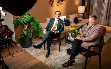 HotelPartner-Gründer Oliver Meyer startet Hospitality-Podcast „Ausgebucht“