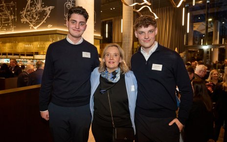 In diesem Jahr ermöglicht Servitex mehreren Studierenden die Teilnahme an dem upnxt Hospitality Festival in Berlin. Das Eventformat hat sich seit seiner Gründung als innovative Networking- und Innovationsplattform etabliert, die „Hospitality Enthusiasts“ aus allen Generationen und Segmenten der Branche zusammenbringt. Mit der Initiative soll gezielt Nachwuchskräften frühzeitig Zugang zu Branchenveranstaltungen, Netzwerken und aktuellen Zukunftsthemen der Hotellerie ermöglicht werden. Die Auswahl der Studierenden erfolgt durch Prof. Dr. Sandra Rochnowski von der Hochschule für Wirtschaft und Recht Berlin (HWR), die unter anderem den dualen Studiengang Tourismusmanagement mit Schwerpunkt Hotelmanagement verantwortet und auf nachhaltigen Tourismus spezialisiert ist. Die Idee hierzu entstand aus einer spontanen Einladung im vergangenen Jahr: „Ich habe 2024 kurzfristig eine Hotelfachauszubildende zum upnxt Festival eingeladen. Die junge Frau hat sich nicht nur sehr über die Teilnahme gefreut, sondern die Chance entsprechend genutzt. Daraus ist der Gedanke entstanden, solche Möglichkeiten künftig nicht dem Zufall zu überlassen, sondern systematisch Nachwuchstalente einzubinden“, erklärt Rolf Slickers, Geschäftsführer der Servitex GmbH. „Wir werden daher in diesem Jahr fünf Studierenden den Zugang zu upnxt ermöglichen.“ Bereits zuvor hatte Servitex eine Studentin der HWR Berlin zum Lodging Outlook der Cornell Hotel Society eingeladen. Für das Unternehmen ist der Austausch mit der akademischen Welt inzwischen ein fester Bestandteil der eigenen Nachhaltigkeits- und Innovationsstrategie. Eine wichtige Rolle spielt dabei die Zusammenarbeit mit Prof. Dr. Sandra Rochnowski, die Servitex nicht nur als wissenschaftliche Partnerin begleitet, sondern auch als Mitglied des Beirats in Nachhaltigkeitsfragen unterstützt. Darüber hinaus hat sie gemeinsam mit Studierenden bereits mehrere praxisnahe Projekte mit dem Servitex-Gesellschafter Fliegel Textilservice umgesetzt. Die Zusammenarbeit mit der HWR Berlin ist als klassischer Win-win-Ansatz angelegt. Studierende erhalten Zugang zu realen Projekten aus der Unternehmenspraxis, die sie für Abschluss- oder Masterarbeiten nutzen können. Gleichzeitig profitieren Partnerunternehmen von wissenschaftlicher Expertise und neuen Perspektiven, etwa bei nachhaltigen Geschäftsmodellen oder der doppelten Wesentlichkeitsanalyse. Auch Prof. Dr. Sandra Rochnowski sieht in der Kooperation ein Beispiel für gelungenen Wissenstransfer zwischen Wissenschaft und Branche: „Für unsere Studierenden sind praxisnahe Projekte und der direkte Austausch mit Unternehmen enorm wertvoll. Veranstaltungen wie das upnxt Festival ermöglichen ihnen Einblicke in aktuelle Entwicklungen der Hospitality-Industrie und helfen, frühzeitig Netzwerke aufzubauen.“ Carl Gregor von Hollen, Prokurist bei Fliegel Textilservice, unterstreicht die strategische Bedeutung solcher Initiativen für die Branche: „Die Zukunft der Hotellerie wird auch davon bestimmt, inwieweit es gelingt, junge Talente frühzeitig für die Vielfalt der Branche zu begeistern und ihnen Perspektiven aufzuzeigen. Kooperationen zwischen Unternehmen und Hochschulen können dabei einen wichtigen Beitrag leisten.“ Mit der Einladung der Studierenden zum upnxt Hospitality Festival will Servitex genau diesen Dialog zwischen Praxis, Wissenschaft und Nachwuchs fördern und gleichzeitig Impulse für die nächste Generation von Fach- und Führungskräften in der Hospitality-Industrie setzen. Das upnxt Hospitality Festival bringt jährlich Entscheider, Innovatoren und Branchenexperten der deutschsprachigen Hotellerie zusammen. Die Ausgabe 2026 findet am 23. und 24. Juni im silent green Kulturquartier in Berlin statt und widmet sich aktuellen Zukunftsthemen der Hospitality-Branche.