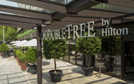 DoubleTree by Hilton Berlin Ku’damm eröffnet Terrassensaison am 29. April mit Champagne Hour & Currywurst