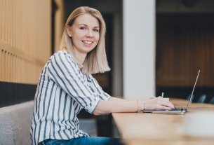 Viele Hotels investieren Jahr für Jahr in moderne Zimmer, attraktive Wellnessbereiche und außergewöhnliche Gästeerlebnisse. Gleichzeitig verlieren sie potenzielle Buchungen und merken es oft nicht einmal. Der Grund dafür liegt selten im Angebot. Er liegt in der Sichtbarkeit. Denn die Suche nach dem passenden Hotel beginnt heute nicht mehr im Reisebüro. Sie beginnt online. Und zwar mit ganz konkreten Suchanfragen. Potenzielle Gäste suchen nach einem „Wellnesshotel mit Hund im Allgäu“, einem „Familienhotel mit Pool in Bayern“ oder einem „Kurzurlaub am Bodensee“. Wer bei diesen Suchanfragen nicht sichtbar ist, überlässt die Aufmerksamkeit den großen Buchungsportalen. Booking, Check24 oder HRS erscheinen häufig dort, wo Hotels selbst sichtbar sein könnten. Die Folge: Hotels zahlen Provisionen, verlieren Marge und geben einen Teil ihrer Unabhängigkeit aus der Hand. Die gute Nachricht: Das muss nicht so bleiben. Ihre Sichtbarkeit entscheidet heute über Buchungen In unserer täglichen Arbeit erleben wir immer wieder, dass Hotels viel Potenzial verschenken. Nicht, weil ihr Angebot nicht überzeugt. Sondern weil sie online nicht dort präsent sind, wo ihre zukünftigen Gäste suchen. Die digitale Gästereise beginnt häufig lange vor der eigentlichen Buchungsentscheidung. Menschen lassen sich inspirieren, vergleichen Angebote und informieren sich über Bewertungen, Bilder und Ausstattungsmerkmale. Wer in dieser Phase nicht sichtbar ist, findet oft gar nicht erst statt. Leistung zählt. Qualität zählt. Aber sichtbar sein zählt eben auch. Lokale Sichtbarkeit bedeutet dabei weit mehr als eine ansprechende Website. Entscheidend ist, ob ein Hotel genau dann gefunden wird, wenn ein potenzieller Gast nach einer passenden Unterkunft sucht. Besonders relevant sind dabei: regionale Suchanfragen mit konkretem Reiseanlass die lokale Google-Suche und Google Maps mobile Suchanfragen unterwegs Empfehlungen durch KI-gestützte Suchsysteme Gerade für familiengeführte Hotels, Wellnesshotels oder inhabergeführte Häuser liegt hier eine enorme Chance, sich gegenüber großen Plattformen und Hotelketten zu behaupten und somit faktisch Provisionszahlungen zu sparen. Warum SEO und SEA keine Entweder-oder-Entscheidung sind Viele Hoteliers fragen sich, ob sie eher in Suchmaschinenoptimierung oder in Google Ads investieren sollten. Unsere Antwort ist klar: Beides. Denn Suchmaschinenoptimierung (SEO) und Suchmaschinenwerbung (SEA) verfolgen unterschiedliche Ziele und ergänzen sich ideal. SEO sorgt dafür, dass Hotels langfristig organisch gefunden werden. Dazu gehören relevante Inhalte, regionale Themen, technische Qualität und eine Website, die Suchmaschinen verstehen und Nutzern einen echten Mehrwert bietet. Wer beispielsweise Inhalte zu Themen wie „Wellnessurlaub mit Hund“, „Familienurlaub in Bayern“ oder „Aktivurlaub im Schwarzwald“ anbietet, erhöht die Chance, bei passenden Suchanfragen sichtbar zu werden. SEA sorgt dagegen für sofortige Präsenz. Über Google Ads können Hotels genau die Menschen erreichen, die bereits aktiv nach einem passenden Angebot suchen. Besonders bei saisonalen Aktionen, Feiertagsangeboten oder kurzfristigen Arrangements kann dies ein entscheidender Wettbewerbsvorteil sein. Die erfolgreichsten Hotels setzen deshalb nicht auf entweder oder. Sie kombinieren beides und schaffen mit SEO langfristige Reichweite und nutzen SEA parallel für kurzfristig Sichtbarkeit. Gemeinsam entsteht daraus eine starke digitale Präsenz, die Direktbuchungen fördert und die eigene Marke stärkt. Direktbuchungen entstehen durch Vertrauen Viele Hotels betrachten Buchungsplattformen als notwendiges Übel. Tatsächlich sorgen diese Portale für Reichweite. Gleichzeitig entstehen jedoch hohe Provisionskosten und eine stärkere Abhängigkeit von externen Plattformen. Dabei sind viele Gäste durchaus bereit, direkt zu buchen. Voraussetzung ist jedoch, dass Vertrauen entsteht. Und Vertrauen entsteht heute digital. Eine moderne Website, authentische Bilder, transparente Preise und aktuelle Bewertungen sind längst keine Kür mehr. Sie sind die Grundlage jeder erfolgreichen Online-Präsenz. Besonders wichtig sind dabei: eine mobil optimierte Website schnelle Ladezeiten einfache Buchungsprozesse hochwertige Bilder authentische Einblicke in das Hotel regionale Inhalte mit Mehrwert sichtbare Bewertungen und Gästestimmen Hotels, die hier professionell auftreten, steigern nicht nur ihre Buchungsrate. Sie stärken gleichzeitig ihre Marke und schaffen eine direkte Beziehung zum Gast – noch bevor dieser eingecheckt hat. Das Google Unternehmensprofil wird noch immer unterschätzt Ein Bereich, den viele Hotels noch immer vernachlässigen, ist ihr Google Unternehmensprofil. Dabei gehört es heute zu den wichtigsten digitalen Kontaktpunkten überhaupt. Potenzielle Gäste sehen dort Bewertungen, Bilder, Öffnungszeiten, Kontaktdaten und häufig sogar den ersten Eindruck eines Hotels. Oft entscheidet sich bereits hier, ob jemand auf die Website klickt oder weitersucht. Ein professionell gepflegtes Profil sollte deshalb selbstverständlich sein. Dazu gehören: aktuelle Bilder von Zimmern, Restaurant und Wellnessbereich vollständige Kontaktdaten korrekte Informationen zu Leistungen und Ausstattung regelmäßige Beiträge und Angebote aktive Reaktion auf Bewertungen Besonders Bewertungen spielen eine zentrale Rolle. Sie sind die digitale Form der persönlichen Empfehlung. Und Empfehlungen waren schon immer einer der stärksten Erfolgsfaktoren in der Hotellerie. Ihre Zukunft heißt nicht nur Google, sondern auch KI Die Art, wie Menschen nach Hotels suchen, verändert sich aktuell schneller als viele Betriebe vermuten. Immer häufiger werden Fragen nicht mehr nur bei Google eingegeben, sondern direkt an KI-Systeme gestellt. Nutzer fragen beispielsweise nach dem besten Wellnesshotel für einen Kurzurlaub oder nach familienfreundlichen Hotels in einer bestimmten Region. KI-Systeme greifen dabei auf öffentlich verfügbare Informationen zurück. Dazu gehören Websites, Bewertungen, Branchenverzeichnisse und lokale Unternehmensprofile. Das bedeutet: Wer heute seine digitalen Informationen sauber und strategisch pflegt, regionale Themen besetzt und online Vertrauen aufbaut, verbessert nicht nur seine Chancen bei Google. Er erhöht gleichzeitig die Wahrscheinlichkeit, künftig auch in KI-basierten Empfehlungen sichtbar zu werden. Unser Fazit: Sichtbarkeit ist kein Marketingthema mehr, sondern ein Wirtschaftsfaktor Die Frage ist heute nicht mehr, ob Hotels digital sichtbar sein sollten. Die Frage lautet: Wer erhält die Buchung? Das Hotel selbst oder das Buchungsportal? Hotels, die ihre lokale Sichtbarkeit strategisch aufbauen, schaffen die Grundlage für mehr Direktbuchungen, stärkere Kundenbindung und langfristig mehr unternehmerische Unabhängigkeit. Wer online präsent ist, wird gefunden. Wer gefunden wird, wird gebucht. Und genau darin liegt heute einer der größten Wettbewerbsvorteile der Hotellerie. Gerne unterstützen wir Sie hier, melden Sie sich bei uns.  https://vogtdigital.de/ Autorin: Katharina Vogt ist Geschäftsführerin der Vogt digital GmbH und Expertin für suchmaschinenbasiertes Marketing. Gemeinsam mit ihrem Team unterstützt sie Unternehmen dabei, ihre digitale Sichtbarkeit strategisch aufzubauen und messbar zu steigern.