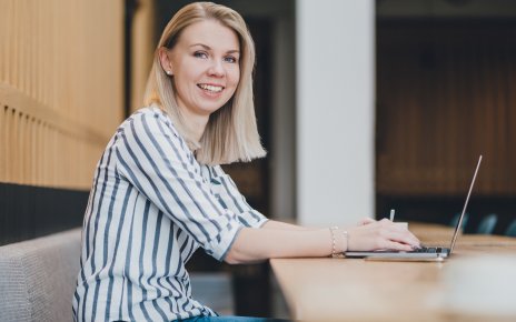 Viele Hotels investieren Jahr für Jahr in moderne Zimmer, attraktive Wellnessbereiche und außergewöhnliche Gästeerlebnisse. Gleichzeitig verlieren sie potenzielle Buchungen und merken es oft nicht einmal. Der Grund dafür liegt selten im Angebot. Er liegt in der Sichtbarkeit. Denn die Suche nach dem passenden Hotel beginnt heute nicht mehr im Reisebüro. Sie beginnt online. Und zwar mit ganz konkreten Suchanfragen. Potenzielle Gäste suchen nach einem „Wellnesshotel mit Hund im Allgäu“, einem „Familienhotel mit Pool in Bayern“ oder einem „Kurzurlaub am Bodensee“. Wer bei diesen Suchanfragen nicht sichtbar ist, überlässt die Aufmerksamkeit den großen Buchungsportalen. Booking, Check24 oder HRS erscheinen häufig dort, wo Hotels selbst sichtbar sein könnten. Die Folge: Hotels zahlen Provisionen, verlieren Marge und geben einen Teil ihrer Unabhängigkeit aus der Hand. Die gute Nachricht: Das muss nicht so bleiben. Ihre Sichtbarkeit entscheidet heute über Buchungen In unserer täglichen Arbeit erleben wir immer wieder, dass Hotels viel Potenzial verschenken. Nicht, weil ihr Angebot nicht überzeugt. Sondern weil sie online nicht dort präsent sind, wo ihre zukünftigen Gäste suchen. Die digitale Gästereise beginnt häufig lange vor der eigentlichen Buchungsentscheidung. Menschen lassen sich inspirieren, vergleichen Angebote und informieren sich über Bewertungen, Bilder und Ausstattungsmerkmale. Wer in dieser Phase nicht sichtbar ist, findet oft gar nicht erst statt. Leistung zählt. Qualität zählt. Aber sichtbar sein zählt eben auch. Lokale Sichtbarkeit bedeutet dabei weit mehr als eine ansprechende Website. Entscheidend ist, ob ein Hotel genau dann gefunden wird, wenn ein potenzieller Gast nach einer passenden Unterkunft sucht. Besonders relevant sind dabei: regionale Suchanfragen mit konkretem Reiseanlass die lokale Google-Suche und Google Maps mobile Suchanfragen unterwegs Empfehlungen durch KI-gestützte Suchsysteme Gerade für familiengeführte Hotels, Wellnesshotels oder inhabergeführte Häuser liegt hier eine enorme Chance, sich gegenüber großen Plattformen und Hotelketten zu behaupten und somit faktisch Provisionszahlungen zu sparen. Warum SEO und SEA keine Entweder-oder-Entscheidung sind Viele Hoteliers fragen sich, ob sie eher in Suchmaschinenoptimierung oder in Google Ads investieren sollten. Unsere Antwort ist klar: Beides. Denn Suchmaschinenoptimierung (SEO) und Suchmaschinenwerbung (SEA) verfolgen unterschiedliche Ziele und ergänzen sich ideal. SEO sorgt dafür, dass Hotels langfristig organisch gefunden werden. Dazu gehören relevante Inhalte, regionale Themen, technische Qualität und eine Website, die Suchmaschinen verstehen und Nutzern einen echten Mehrwert bietet. Wer beispielsweise Inhalte zu Themen wie „Wellnessurlaub mit Hund“, „Familienurlaub in Bayern“ oder „Aktivurlaub im Schwarzwald“ anbietet, erhöht die Chance, bei passenden Suchanfragen sichtbar zu werden. SEA sorgt dagegen für sofortige Präsenz. Über Google Ads können Hotels genau die Menschen erreichen, die bereits aktiv nach einem passenden Angebot suchen. Besonders bei saisonalen Aktionen, Feiertagsangeboten oder kurzfristigen Arrangements kann dies ein entscheidender Wettbewerbsvorteil sein. Die erfolgreichsten Hotels setzen deshalb nicht auf entweder oder. Sie kombinieren beides und schaffen mit SEO langfristige Reichweite und nutzen SEA parallel für kurzfristig Sichtbarkeit. Gemeinsam entsteht daraus eine starke digitale Präsenz, die Direktbuchungen fördert und die eigene Marke stärkt. Direktbuchungen entstehen durch Vertrauen Viele Hotels betrachten Buchungsplattformen als notwendiges Übel. Tatsächlich sorgen diese Portale für Reichweite. Gleichzeitig entstehen jedoch hohe Provisionskosten und eine stärkere Abhängigkeit von externen Plattformen. Dabei sind viele Gäste durchaus bereit, direkt zu buchen. Voraussetzung ist jedoch, dass Vertrauen entsteht. Und Vertrauen entsteht heute digital. Eine moderne Website, authentische Bilder, transparente Preise und aktuelle Bewertungen sind längst keine Kür mehr. Sie sind die Grundlage jeder erfolgreichen Online-Präsenz. Besonders wichtig sind dabei: eine mobil optimierte Website schnelle Ladezeiten einfache Buchungsprozesse hochwertige Bilder authentische Einblicke in das Hotel regionale Inhalte mit Mehrwert sichtbare Bewertungen und Gästestimmen Hotels, die hier professionell auftreten, steigern nicht nur ihre Buchungsrate. Sie stärken gleichzeitig ihre Marke und schaffen eine direkte Beziehung zum Gast – noch bevor dieser eingecheckt hat. Das Google Unternehmensprofil wird noch immer unterschätzt Ein Bereich, den viele Hotels noch immer vernachlässigen, ist ihr Google Unternehmensprofil. Dabei gehört es heute zu den wichtigsten digitalen Kontaktpunkten überhaupt. Potenzielle Gäste sehen dort Bewertungen, Bilder, Öffnungszeiten, Kontaktdaten und häufig sogar den ersten Eindruck eines Hotels. Oft entscheidet sich bereits hier, ob jemand auf die Website klickt oder weitersucht. Ein professionell gepflegtes Profil sollte deshalb selbstverständlich sein. Dazu gehören: aktuelle Bilder von Zimmern, Restaurant und Wellnessbereich vollständige Kontaktdaten korrekte Informationen zu Leistungen und Ausstattung regelmäßige Beiträge und Angebote aktive Reaktion auf Bewertungen Besonders Bewertungen spielen eine zentrale Rolle. Sie sind die digitale Form der persönlichen Empfehlung. Und Empfehlungen waren schon immer einer der stärksten Erfolgsfaktoren in der Hotellerie. Ihre Zukunft heißt nicht nur Google, sondern auch KI Die Art, wie Menschen nach Hotels suchen, verändert sich aktuell schneller als viele Betriebe vermuten. Immer häufiger werden Fragen nicht mehr nur bei Google eingegeben, sondern direkt an KI-Systeme gestellt. Nutzer fragen beispielsweise nach dem besten Wellnesshotel für einen Kurzurlaub oder nach familienfreundlichen Hotels in einer bestimmten Region. KI-Systeme greifen dabei auf öffentlich verfügbare Informationen zurück. Dazu gehören Websites, Bewertungen, Branchenverzeichnisse und lokale Unternehmensprofile. Das bedeutet: Wer heute seine digitalen Informationen sauber und strategisch pflegt, regionale Themen besetzt und online Vertrauen aufbaut, verbessert nicht nur seine Chancen bei Google. Er erhöht gleichzeitig die Wahrscheinlichkeit, künftig auch in KI-basierten Empfehlungen sichtbar zu werden. Unser Fazit: Sichtbarkeit ist kein Marketingthema mehr, sondern ein Wirtschaftsfaktor Die Frage ist heute nicht mehr, ob Hotels digital sichtbar sein sollten. Die Frage lautet: Wer erhält die Buchung? Das Hotel selbst oder das Buchungsportal? Hotels, die ihre lokale Sichtbarkeit strategisch aufbauen, schaffen die Grundlage für mehr Direktbuchungen, stärkere Kundenbindung und langfristig mehr unternehmerische Unabhängigkeit. Wer online präsent ist, wird gefunden. Wer gefunden wird, wird gebucht. Und genau darin liegt heute einer der größten Wettbewerbsvorteile der Hotellerie. Gerne unterstützen wir Sie hier, melden Sie sich bei uns.
https://vogtdigital.de/ Autorin:
Katharina Vogt ist Geschäftsführerin der Vogt digital GmbH und Expertin für suchmaschinenbasiertes Marketing. Gemeinsam mit ihrem Team unterstützt sie Unternehmen dabei, ihre digitale Sichtbarkeit strategisch aufzubauen und messbar zu steigern.