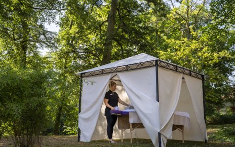 Open-Air-Massagen im Spa des Dolce by Wyndham Bad Nauheim: besonderes Wellness-Erlebnis inmitten der Natur