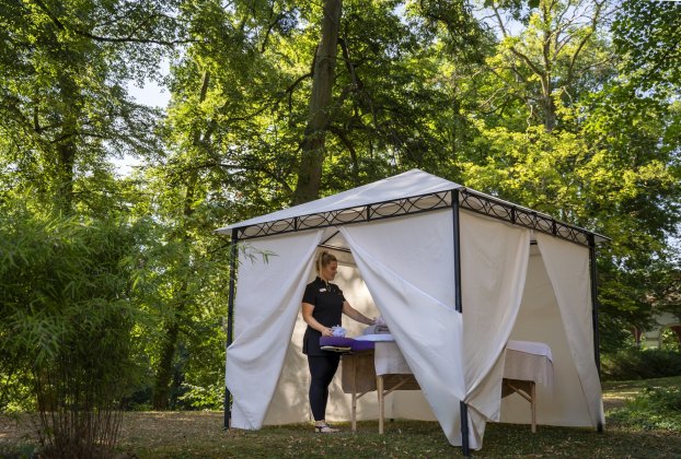 Open-Air-Massagen im Spa des Dolce by Wyndham Bad Nauheim: besonderes Wellness-Erlebnis inmitten der Natur