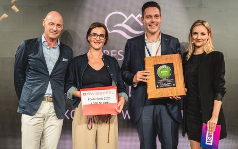 Das Resort Hof Weissbad aus dem Kanton Appenzell Innerrhoden ist der Gewinner des Green Sleeping Awards 2026 powered by Swissfeel und erweitert die Liste der ausgezeichneten Häuser erstmals um ein Hotel aus der Schweiz. Der Award wurde im Rahmen der Abendgala des Branchenevents der HSMA Deutschland e.V. verliehen und würdigt Hotels, die Nachhaltigkeit dort konsequent umsetzen, wo sie das Kerngeschäft der Hotellerie unmittelbar berührt: bei dem Schlaf. Seit seiner Einführung im Jahr 2022 wurde der Förderpreis bereits zum fünften Mal vergeben. Damit setzt der Green Sleeping Award ein weiteres Zeichen für die wachsende Bedeutung nachhaltiger Beschaffung und ressourcenschonender Konzepte in der Hotellerie. Denn während Komfort und Gastfreundschaft unverändert die zentralen Qualitätsversprechen eines Hotels bleiben, entscheidet zunehmend auch der verantwortungsvolle Umgang mit Ressourcen darüber, wie Betriebe von Gästen wahrgenommen werden. „Immer mehr Reisende legen Wert auf Nachhaltigkeit und lassen dies bei der Wahl ihrer Unterkunft mit einfliessen. Der Green Sleeping Award bietet jenen Hotels ein Alleinstellungsmerkmal, deren ehrliches Engagement für Nachhaltigkeit auch beim Hotelbett eine besondere Würdigung verdient. Da es kein Ausstattungselement im Hotel gibt, welches den Gästen wichtiger wäre, verbindet sich mit diesem besonderen Award die Chance, die Gäste von sich zu überzeugen", so Christian Reschke, Mitglied der Geschäftsleitung von Swissfeel. Dass nachhaltiges Wirtschaften weit über den Hotelbetrieb selbst hinausreicht, machte auch Bettenexperte Jens Rosenbaum vom Fachmagazin „Schlafen Spezial“ in seiner Keynote auf dem HSMAday deutlich. "Der Green Sleeping Award zeigt auch, dass Nachhaltigkeit dort besonders glaubwürdig wird, wo sie den Gast unmittelbar erreicht. Nämlich im Bett. Mit dem Resort Hof Weissbad wurde erneut ein Hotel ausgezeichnet, das diesen Anspruch konsequent lebt und damit ein wichtiges Signal für die gesamte Branche setzt", ergänzt Philipp Hangartner, Inhaber von Swissfeel. Auch für die HSMA Deutschland e.V. unterstreicht die Auszeichnung die strategische Bedeutung nachhaltiger Lösungen für die Zukunft der Branche. Anna Heuer, Verbandsgeschäftsführerin der HSMA Deutschland e.V., fügt hinzu: "Wir freuen uns sehr, dass dieser besondere Award, der mit dem Bett das Kerngeschäft der Hotellerie berührt, erneut auf unserer Veranstaltung verliehen wurde. Sustainability ist für uns als Fachverband ein unverzichtbarer Bestandteil einer zukunftsorientierten Weiterentwicklung der Hotellerie.“ Mit dem diesjährigen Gewinner setzt sich darüber hinaus eine Entwicklung fort, die den Green Sleeping Award seit seiner Einführung prägt. Nach dem BioHotel WildLand (Niedersachsen), Hotel Rehlegg (Bayern), Hotel Birke (Schleswig-Holstein), Waldhotel Stuttgart (Baden-Württemberg) und Hotel Schwarzwald Panorama (Baden-Württemberg) erweitert das Resort Hof Weissbad nun die Liste der ausgezeichneten Häuser und macht zugleich deutlich, dass nachhaltiger Schlaf längst keine nationale Initiative mehr ist, sondern ein Qualitätsmerkmal der gesamten DACH-Hotellerie geworden ist. Rund 80 Prozent der möglichen CO₂-Einsparungen eines Hotels liegen nach ihren Ausführungen in der Lieferkette. Umso wichtiger sei es, Lieferanten auszuwählen, die ihre Nachhaltigkeitsleistungen transparent nachweisen und durch anerkannte Zertifizierungen belegen können. Genau an dieser Schnittstelle setzt Swissfeel an. Der Schweizer Hersteller nachhaltiger Bettsysteme verfügt unter anderem über Zertifizierungen von EcoVadis, OEKO-TEX sowie Service Allergie Suisse, einem Tochterunternehmen des aha! Allergiezentrum Schweiz. Gleichzeitig verfolgt das Unternehmen mit seinem doppelten Kreislaufsystem SWISSFEEL-2-CYCLE einen Ansatz, der Nachhaltigkeit und Wirtschaftlichkeit miteinander verbindet.